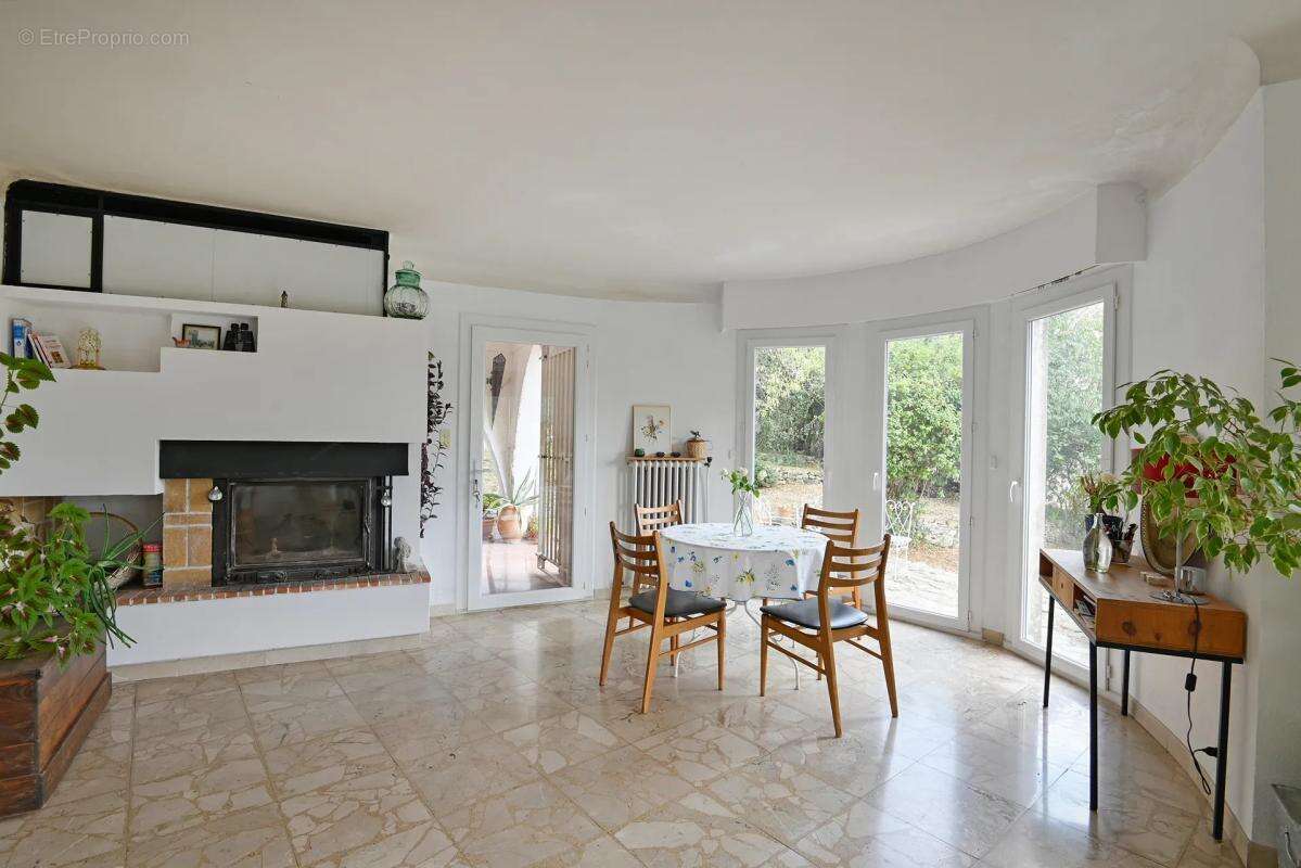 Maison de 6 pièces de 134 m² à Nîmes, Justices Vieilles - photo 2