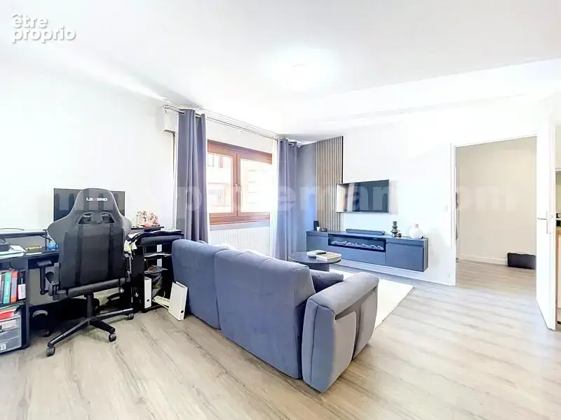 Appartement_T2_Ambilly_proche_frontière_Suisse_DOUANE_TRAM_CEVA_LEMAN_EXPRESS_GENEVE_VOIE_VERTE_secteur_calme_cuisine_moderne_équipée_ouverte_Séjour_Salle_d'eau_