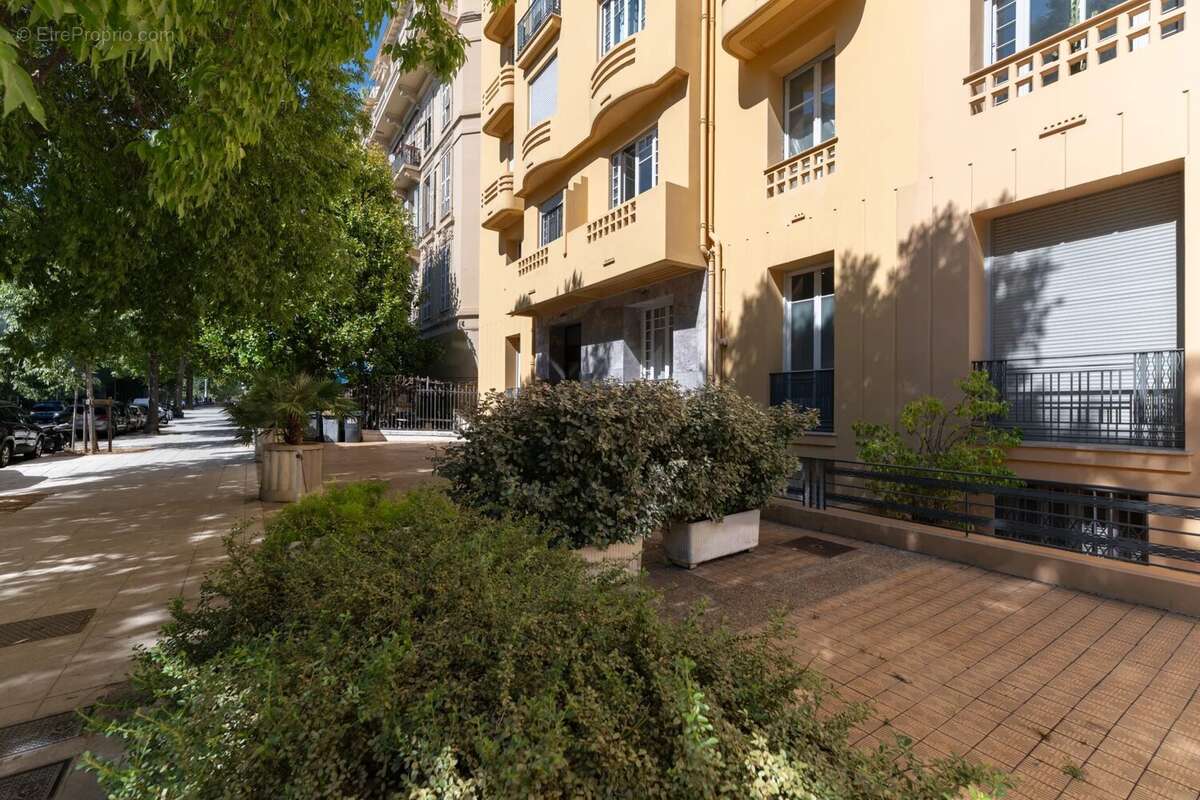 Nice - Boulevard Victor Hugo - Dernier étage 3 pièces rénové avec balcons - photo 21