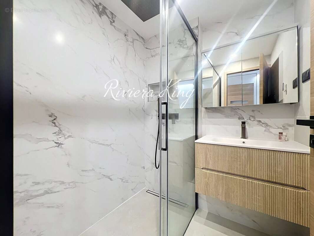 Villefranche-sur-Mer – Magnifique appartement 3P avec vue mer, piscine, parking et cave - photo 7