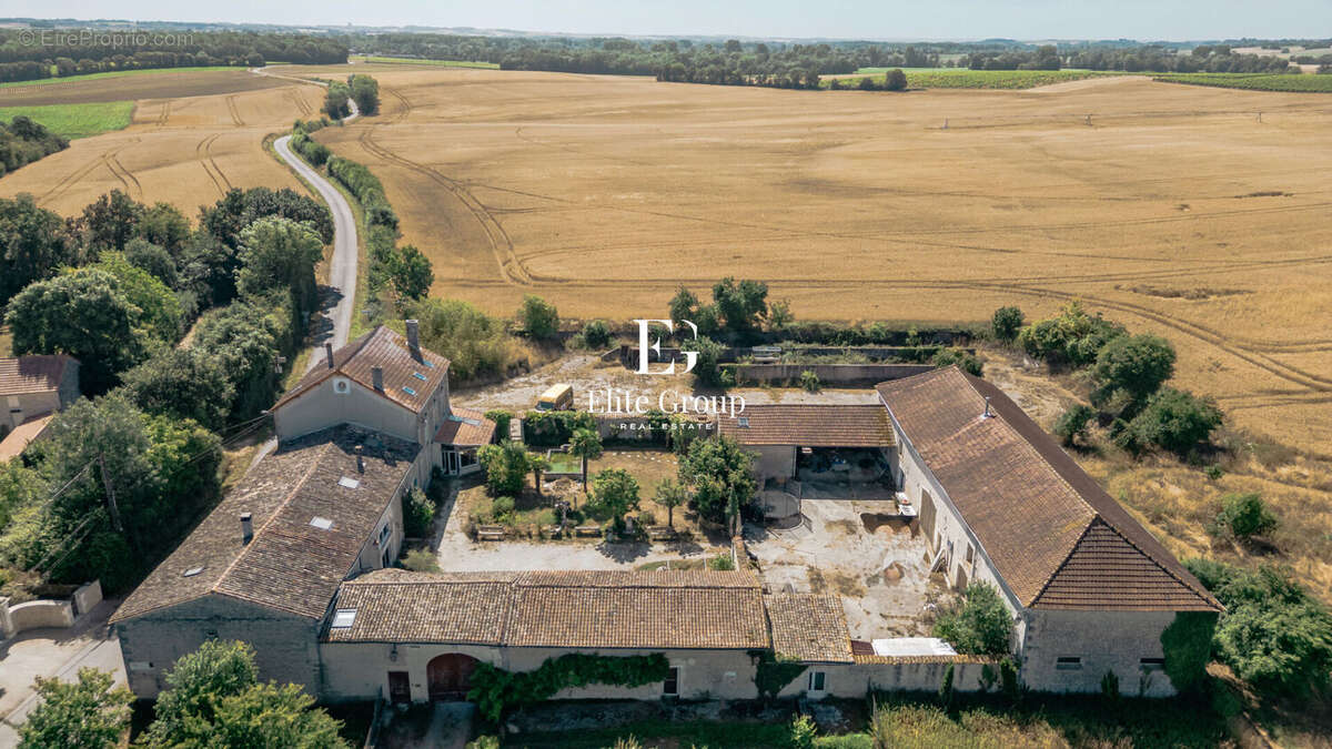 A vendre - grange a renover - genac-bignac - 300m2 - photo 2