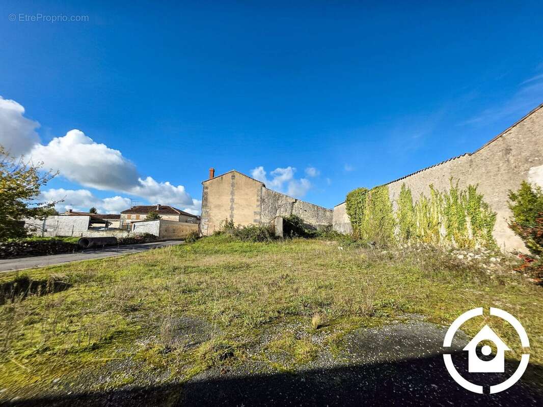 Commerce à ANGEAC-CHAMPAGNE