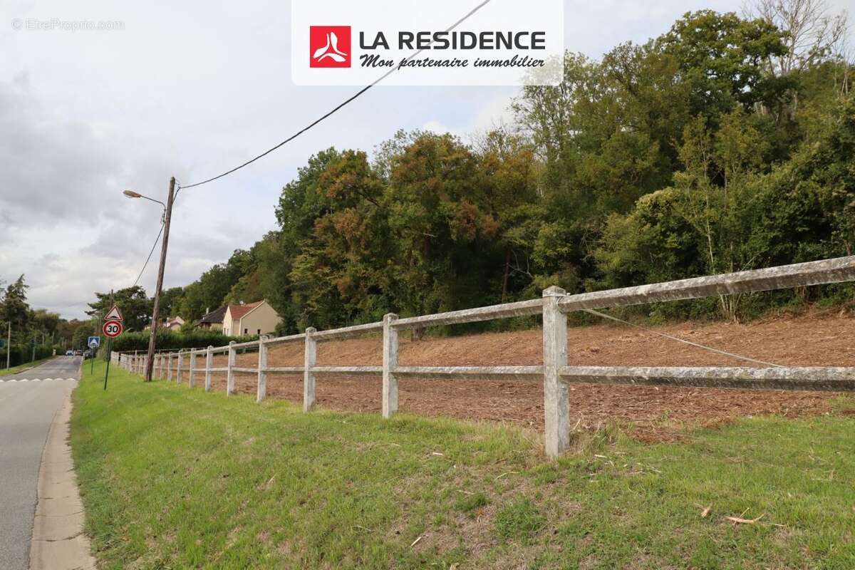 Terrain à MONTREUIL-SUR-EPTE