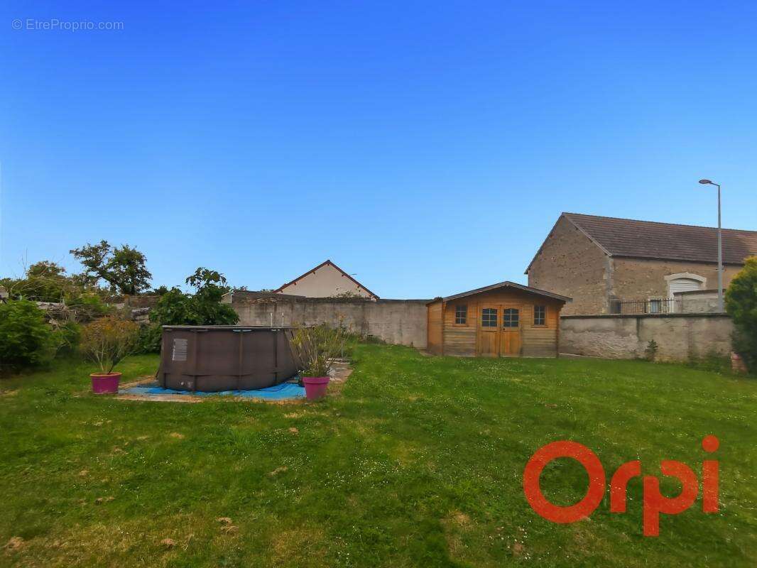 Maison à AINAY-LE-CHATEAU