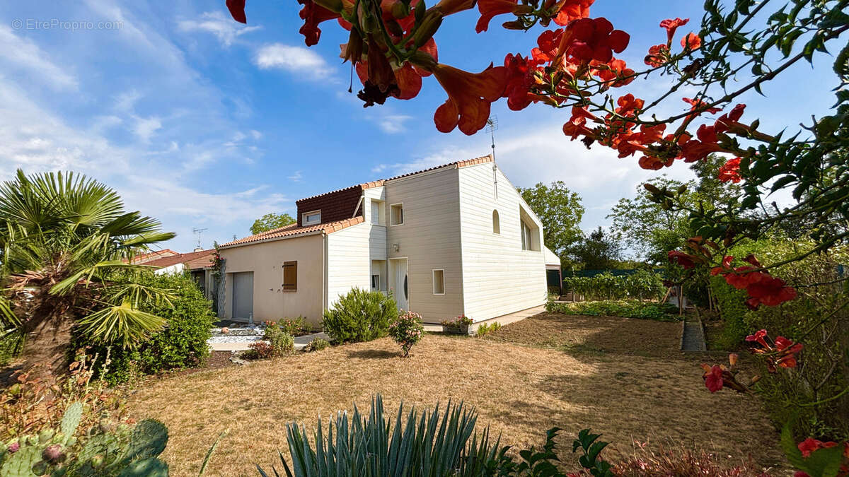 Maison à vendre - Beaux volumes - Chemillé-en-Anjou - Frais d'agence réduits ! - photo 9