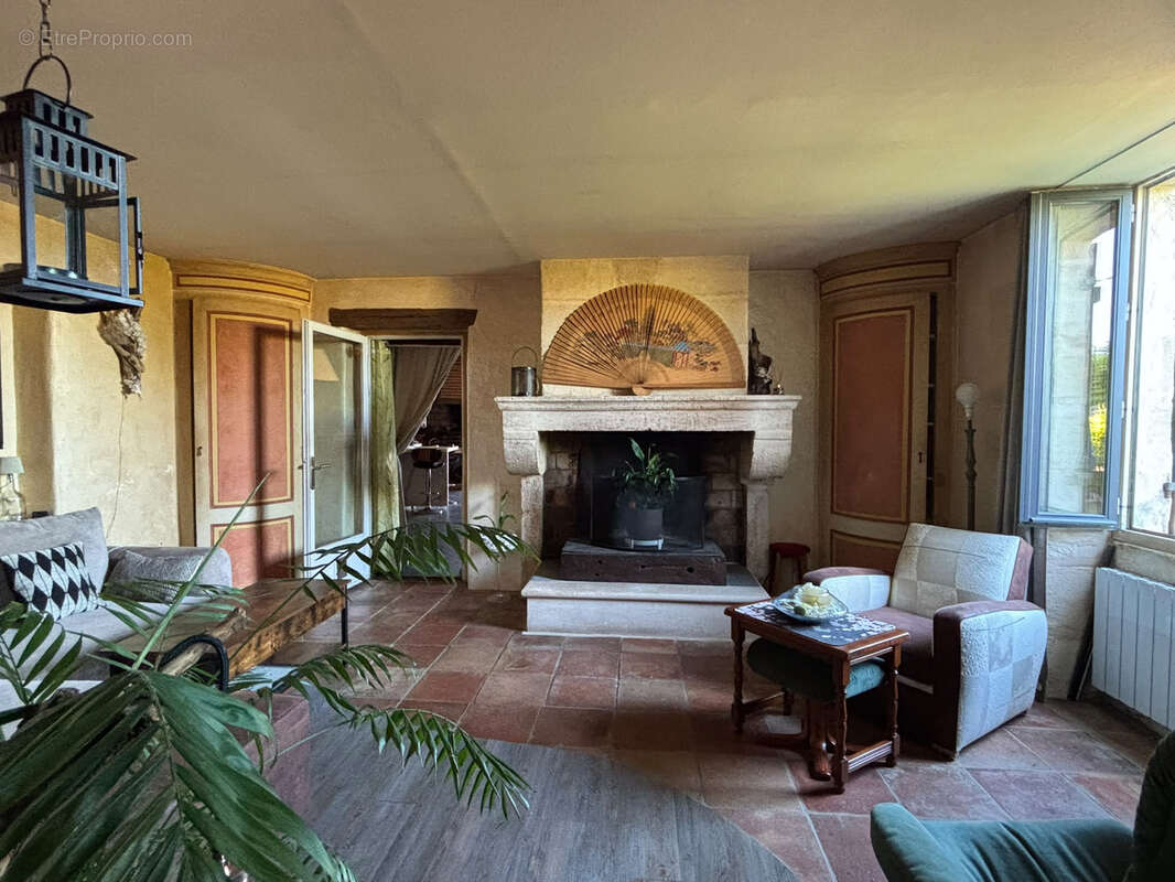 Charmante maison en pierre de 115 m2 avec grange, carport et jardin clos ! - photo 4