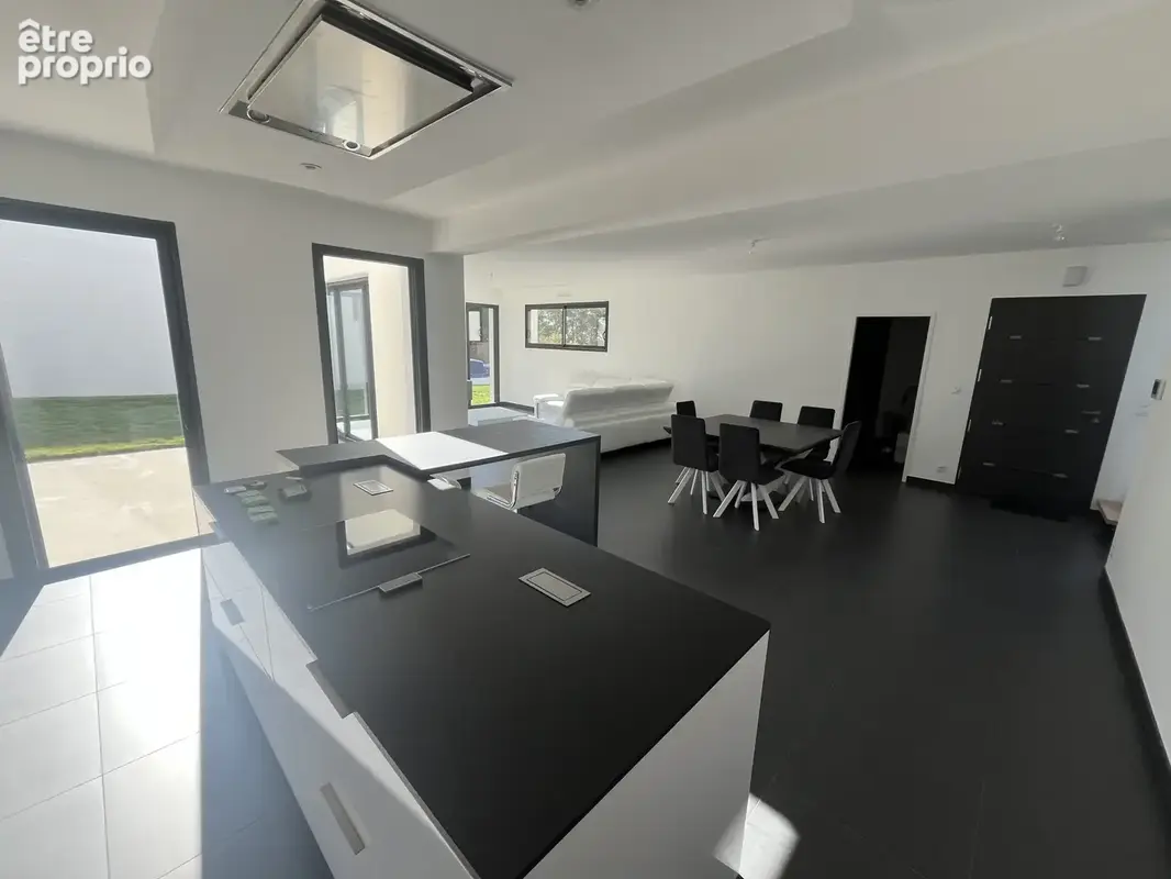 Maison contemporaine de 200 m2 avec 5 chambres et salles d’eau privatives, à 10 minutes de Vannes - photo 5