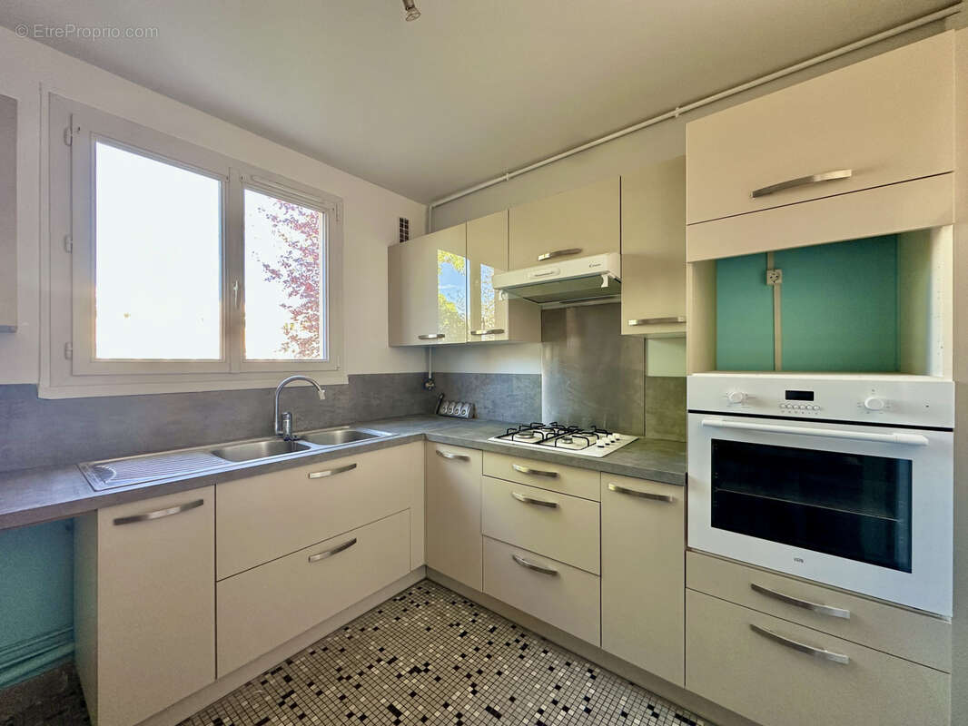 Appartement à LES CLAYES-SOUS-BOIS