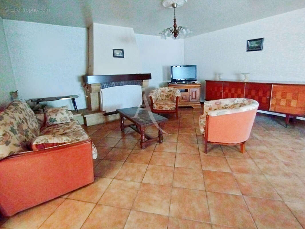 Maison à LES JUNIES