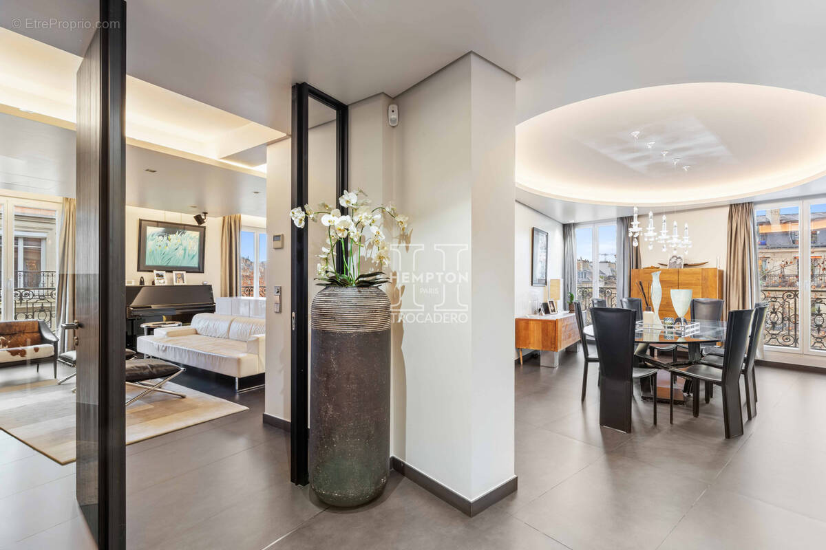 Appartement à PARIS-8E