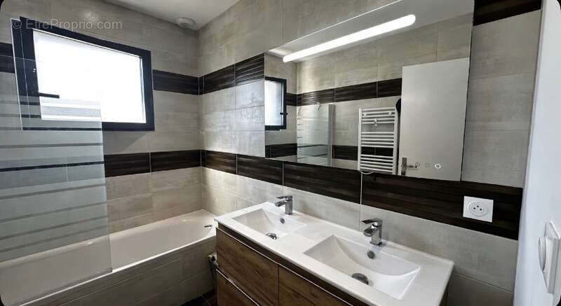 Maison à SAINT-JEAN-D'ILLAC