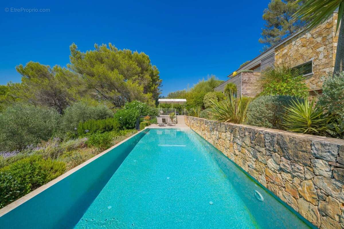 MOUGINS à 5 minutes du village  Villa d'exception 408m2 suspendue dans la nature - photo 6