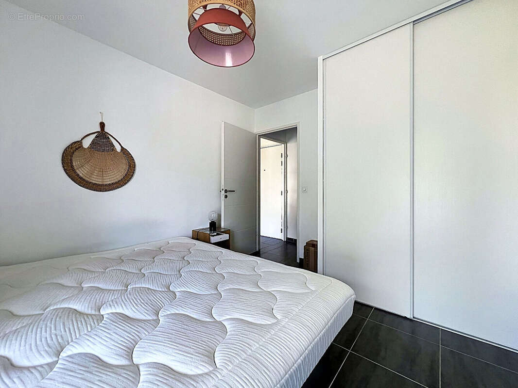 COUP DE COEUR ! Magnifique T3 avec terrasse de 20 m² et garage - Résidence récente -DPE A - photo 7