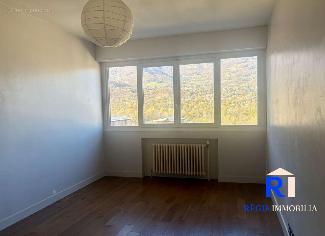 Chambre 2 orientée Ouest - Appartement à ECHIROLLES