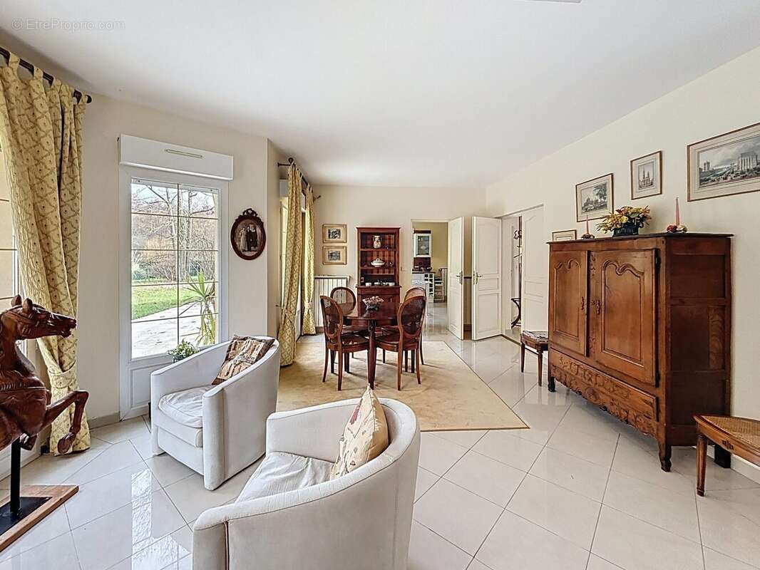 Séjour salle à manger - Maison à CHATEAUFORT