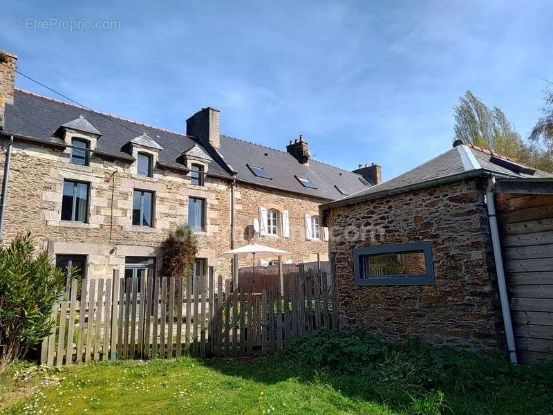 Maison en pierres 112 m² et dépendances - photo 2