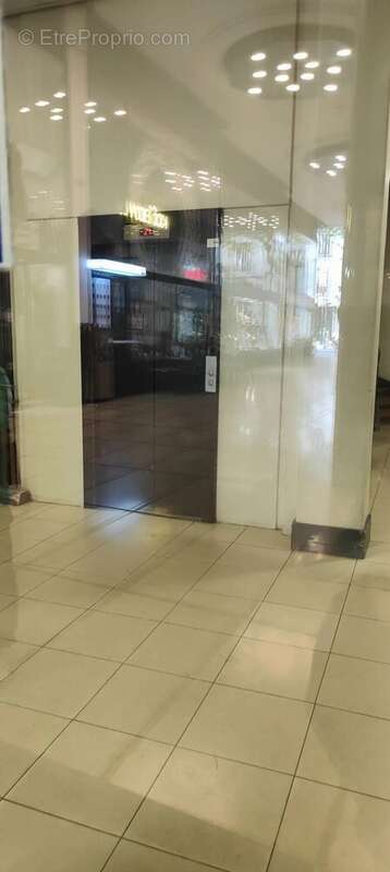 Commerce à PARIS-8E