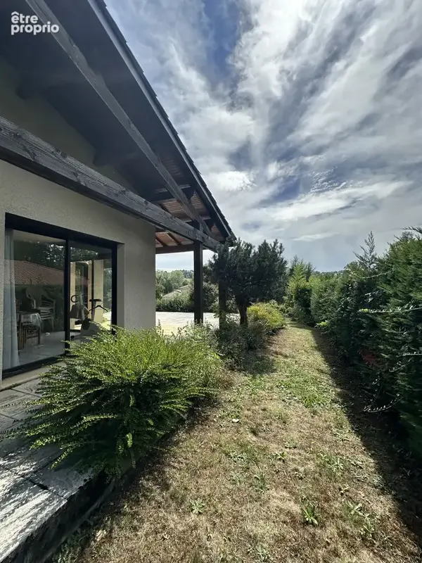 Agréable maison idéalement située à deux pas du Bourg d'Arpajon sur Cère. - photo 4