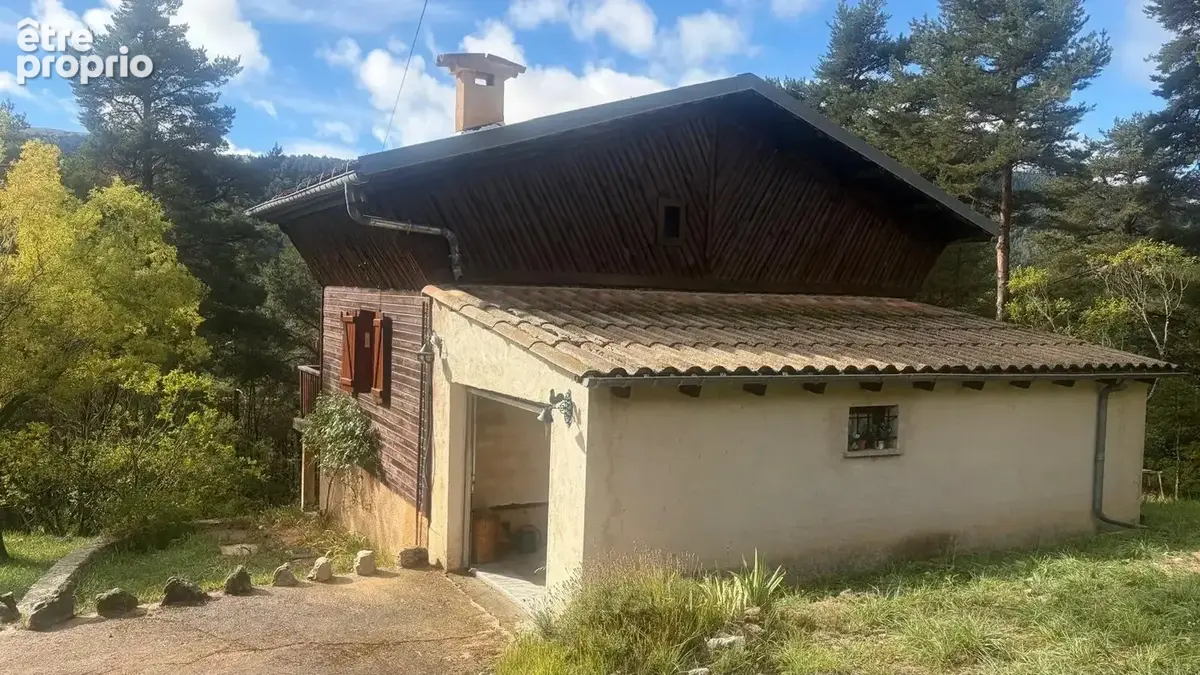 Chalet en bois avec terrasse plein sud et grand terrain arboré de 2 680 m² - photo 2