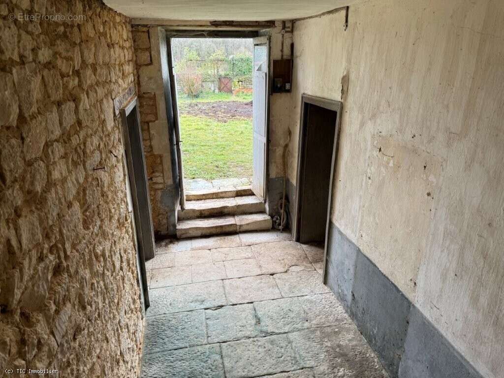 Aile de Vieux Logis du XVI? Siècle à Rénover, Proche de Ruffec - photo 13