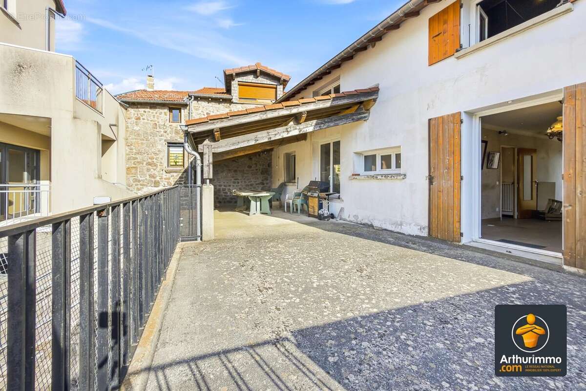 « Maison de village familiale avec terrasse, véranda, combles aménageables et double garage » - photo 9