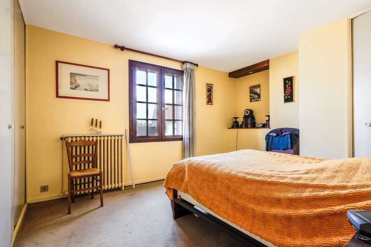 EXCLUSIVITÉ – Maison familiale traversante avec jardin, garage, sous-sol total et fort potentiel d’évolution – Plateau de Gentil - photo 9