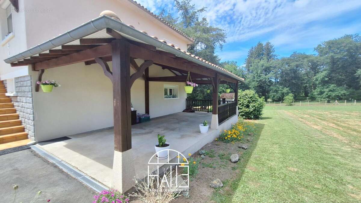 Maison à MONTROLLET