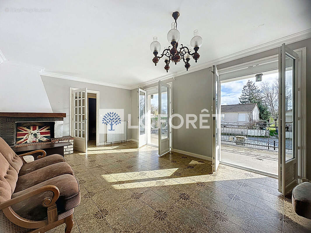 À vendre - Maison de 100 m2 en plein bourg de La Peyratte - photo 8