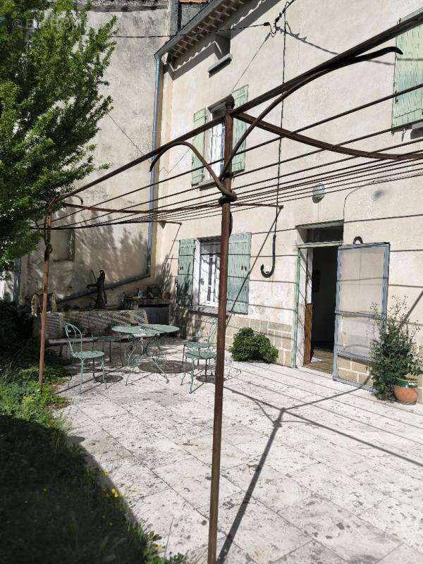 Maison à ENTRAIGUES-SUR-LA-SORGUE