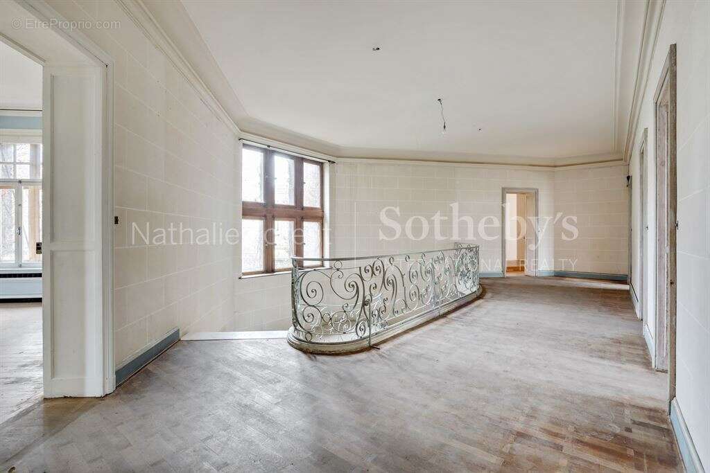 Tourcoing , limite Mouvaux , rare Hôtel particulier à rénover cadastré sur 2337  m2 de terrain . - photo 8