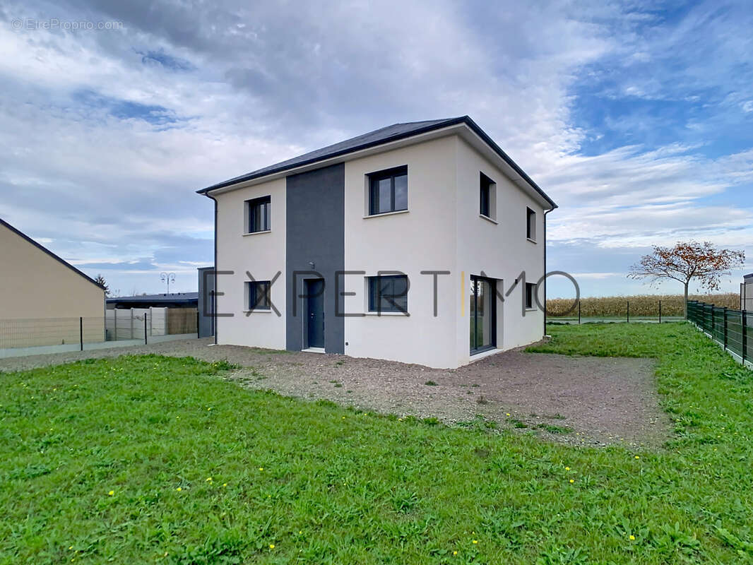 Maison à FONTAINE-ETOUPEFOUR