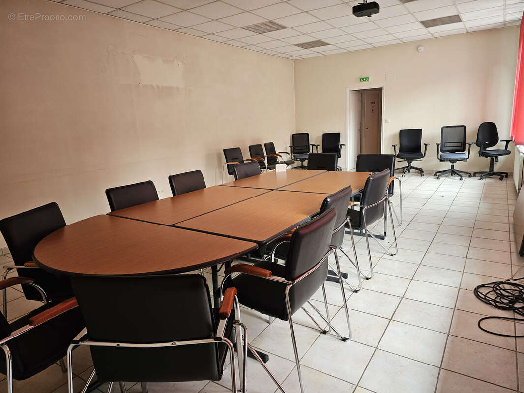 Local professionnel de plus de 400 m2 au centre ville de longwy - photo 4