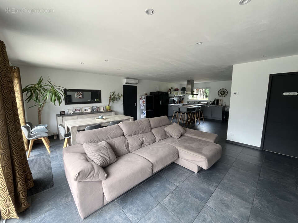 MAISON T5 de 118 M2 avec 1100 M2 de terrain (Normes RT 2012) - photo 3