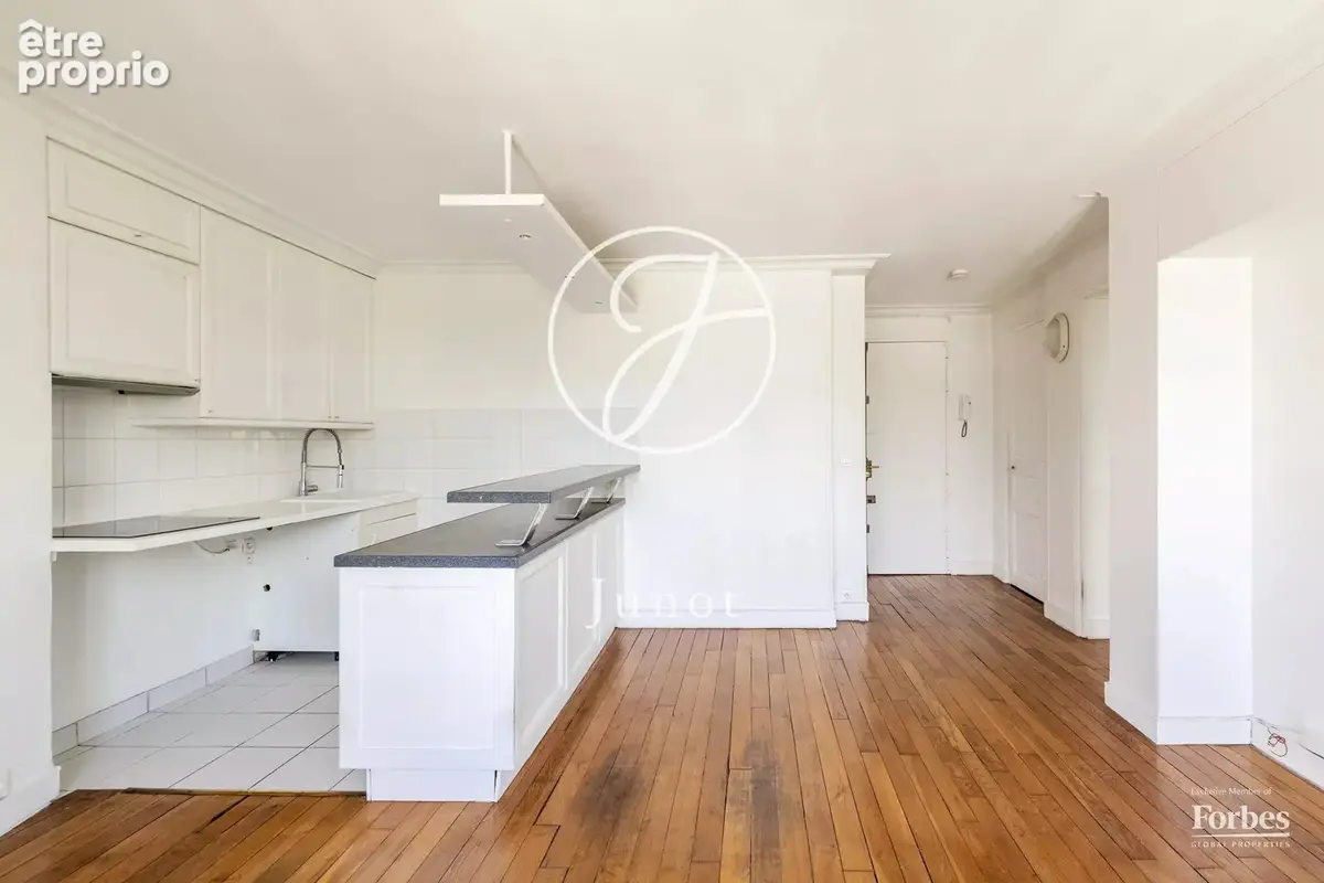 Paris 18e - MONTMARTRE / HAUT LEPIC - 2 pièces - 42,85m² Carrez - Balcon 4,37m² - Vues dégagées - photo 11