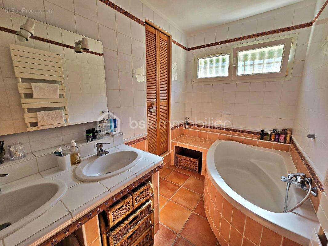 À 2 minutes à pied du port – Vue mer – Propriété de caractère 186 m² – 3 logements – Piscine - photo 12
