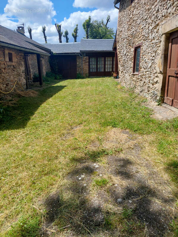 Coup de cœur assuré pour cette propriété de caractère avec grange, écurie et terrain attenant, située dans un - photo 17