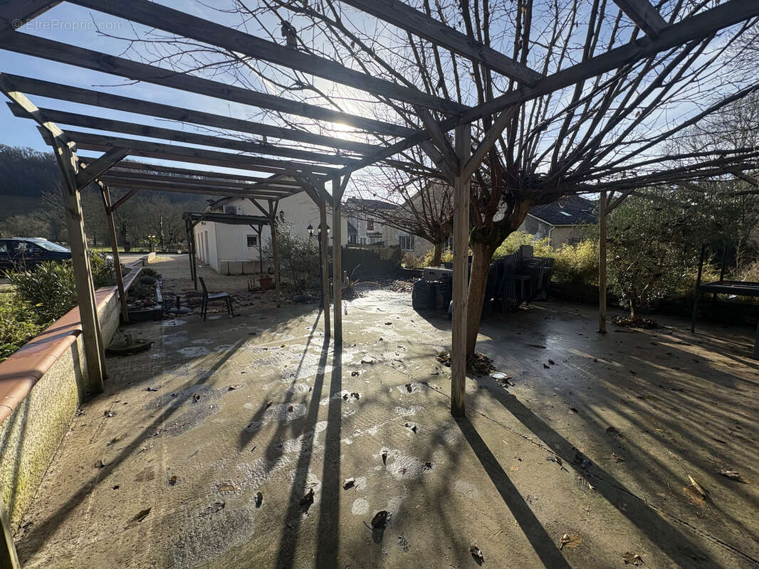 Commerce à MONTAIGU-DE-QUERCY