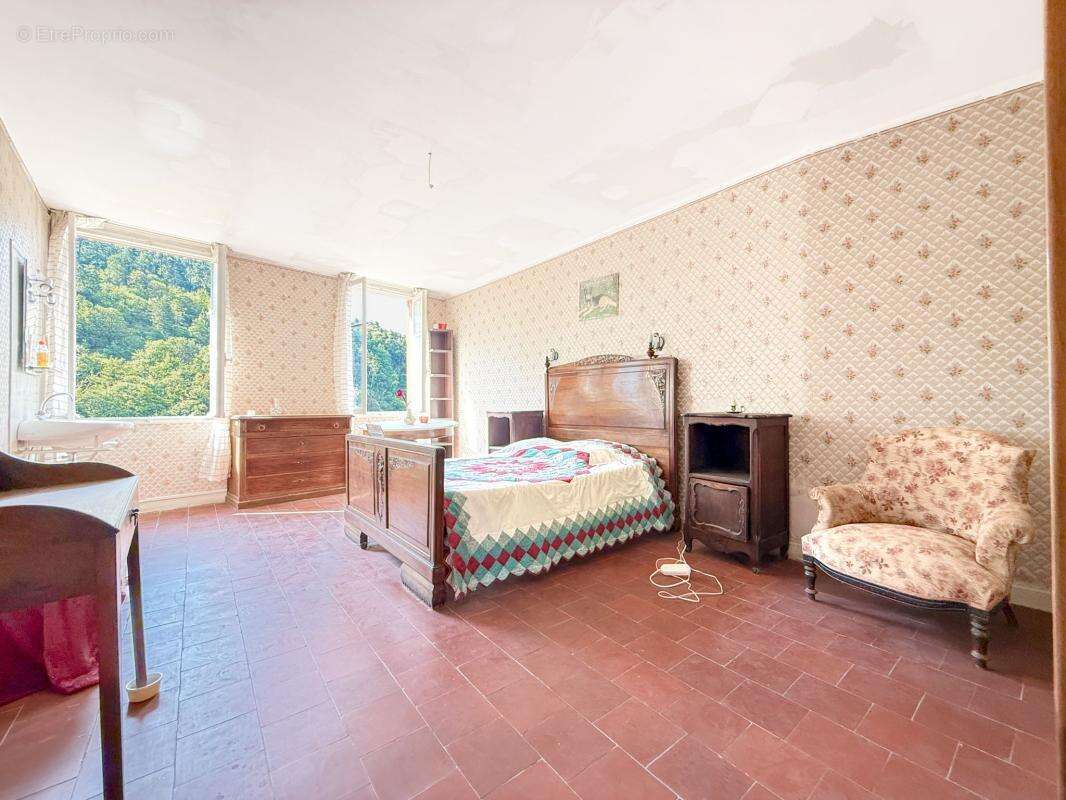 Maison de Maître à vendre à LUCERAM 160 m² 4 chambres jardins terrasses caves - photo 6
