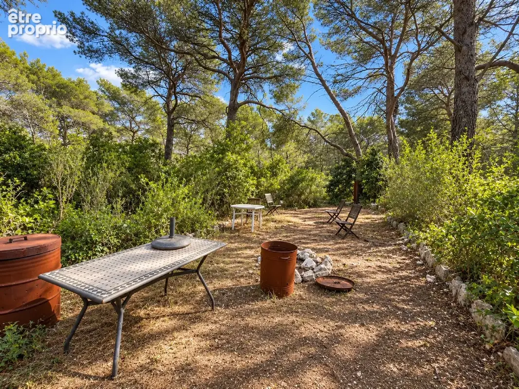 Le castellet   terrain naturel arboré de 4 340 m2   environnement privilégié - photo 4