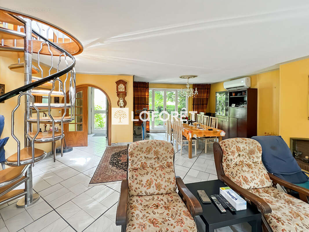 MENNECY - Village Levitt - Maison familiale indépendante 7 pièces - 137 m² - Terrain de 680 m² - photo 11