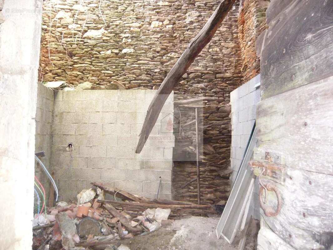 Maison à LE COLLET-DE-DEZE