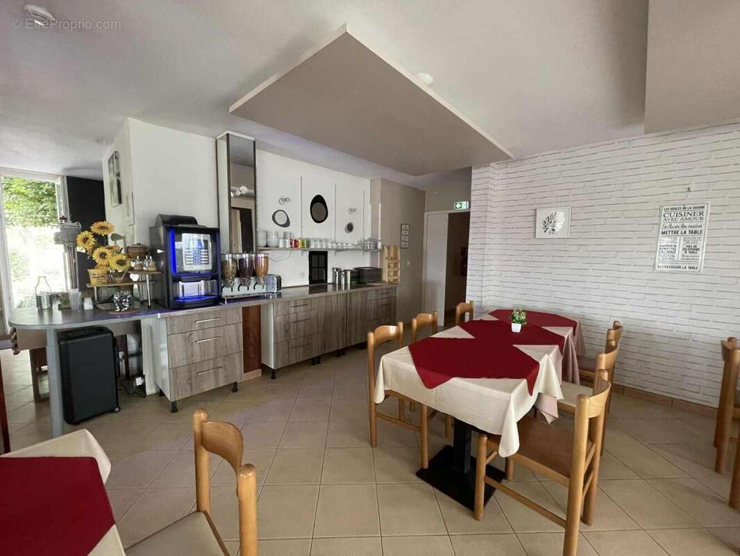 Photo 2 - Commerce à MONTIERCHAUME