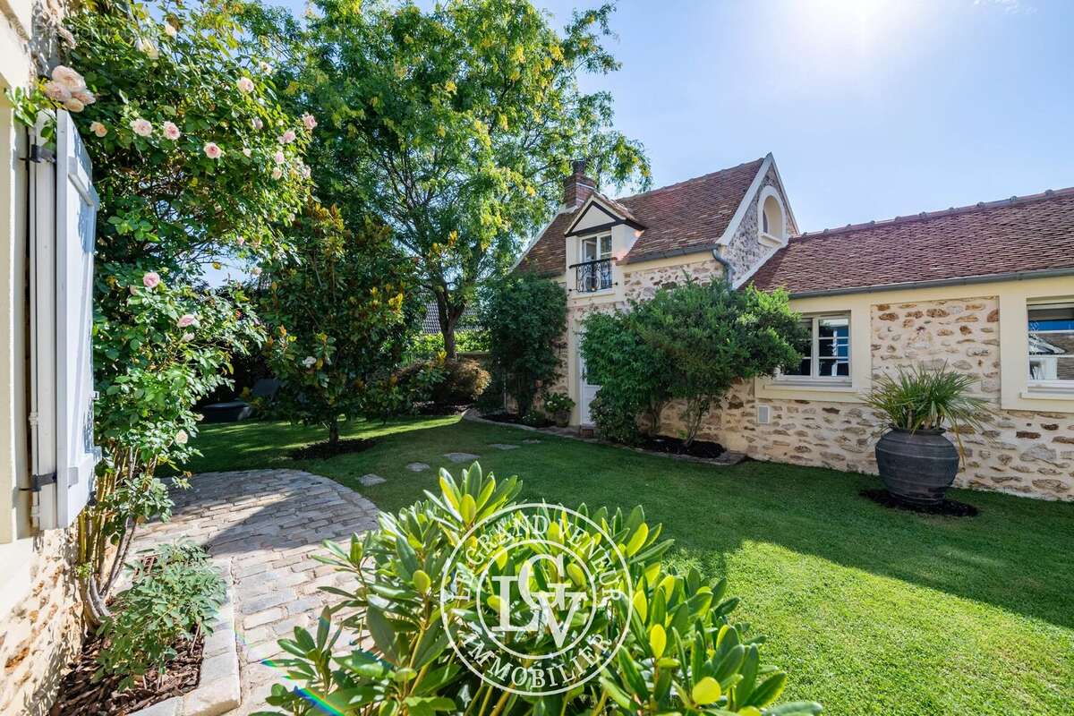 Proche barbizon - propriété traditionnelle et dépendance - 4 chambres - garage double - cave - piscine - jardin paysager - photo 7