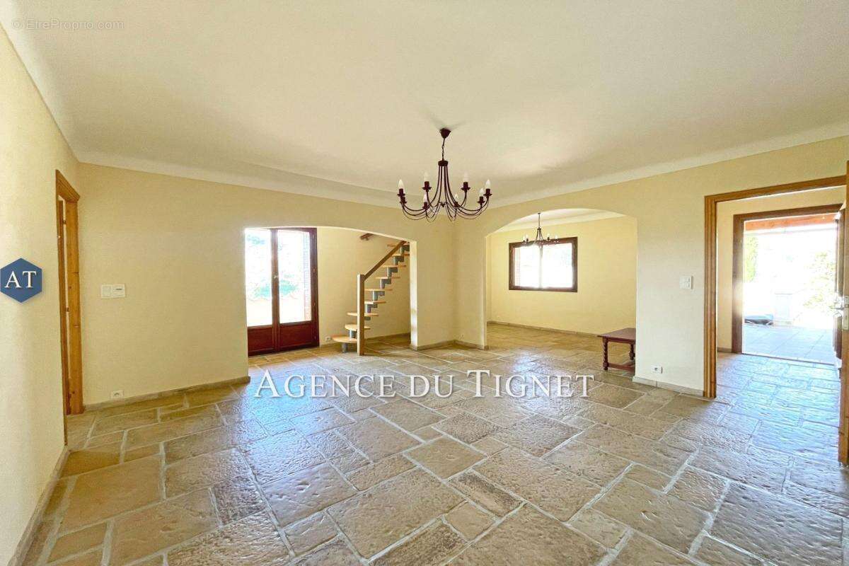 Appartement à SAINT-CEZAIRE-SUR-SIAGNE