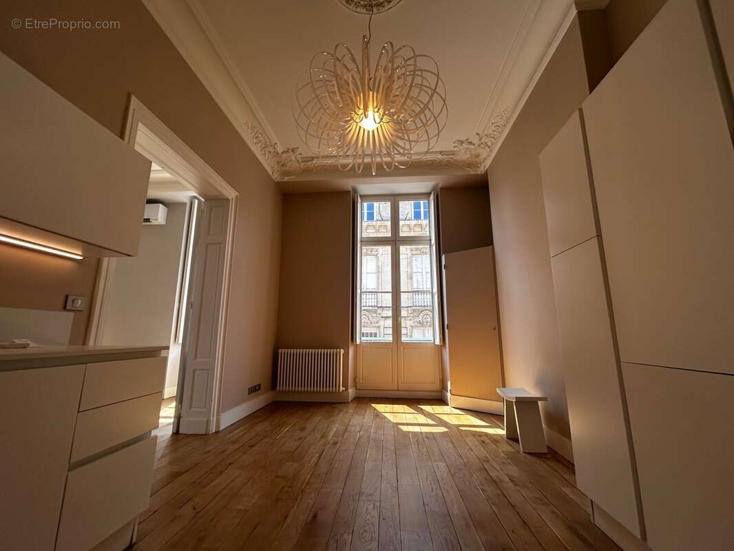 Appartement à vendre 3/ 4 avec balcon immeuble pierre Jardin public  BORDEAUX (33) - photo 4