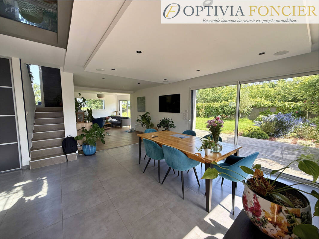 Maison contemporaine 2014 - T8 -  DPE : B 197 m2 - 1300 m2 de terrain - photo 2