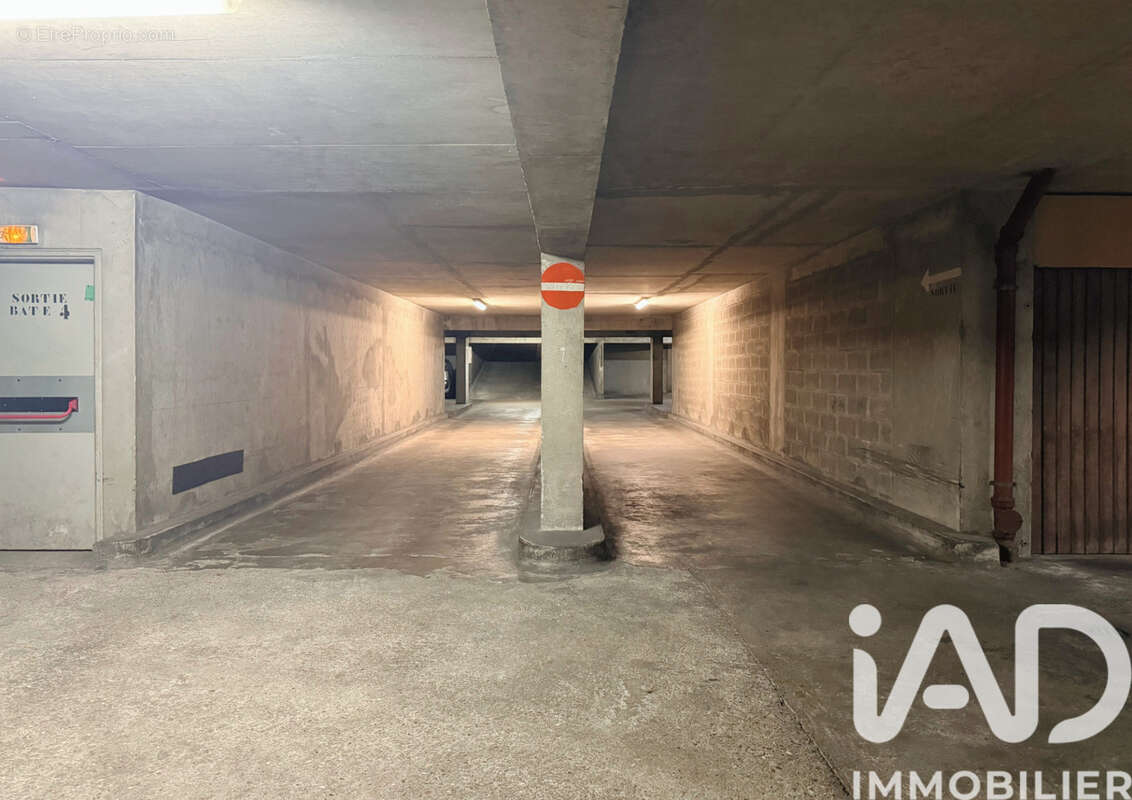 Photo 3 - Parking à PARIS-11E