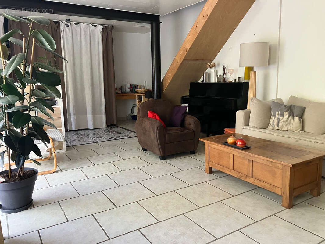 Maison en pierre rénovée avec plus de 50m2 de dépendances et jardin arboré au centre de la commune - photo 2