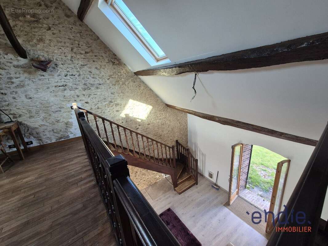 Maison de 91m 2 en pierres avec poutres apparentes - photo 8