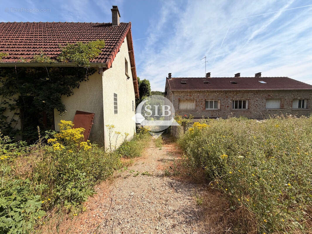 Terrain 794 m² à Montlhery  - photo 2